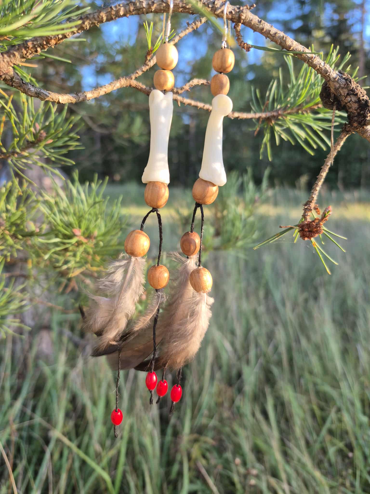 Pihlaka kõrvarõngad hundiluu, korall ja mustad suled - Image 2