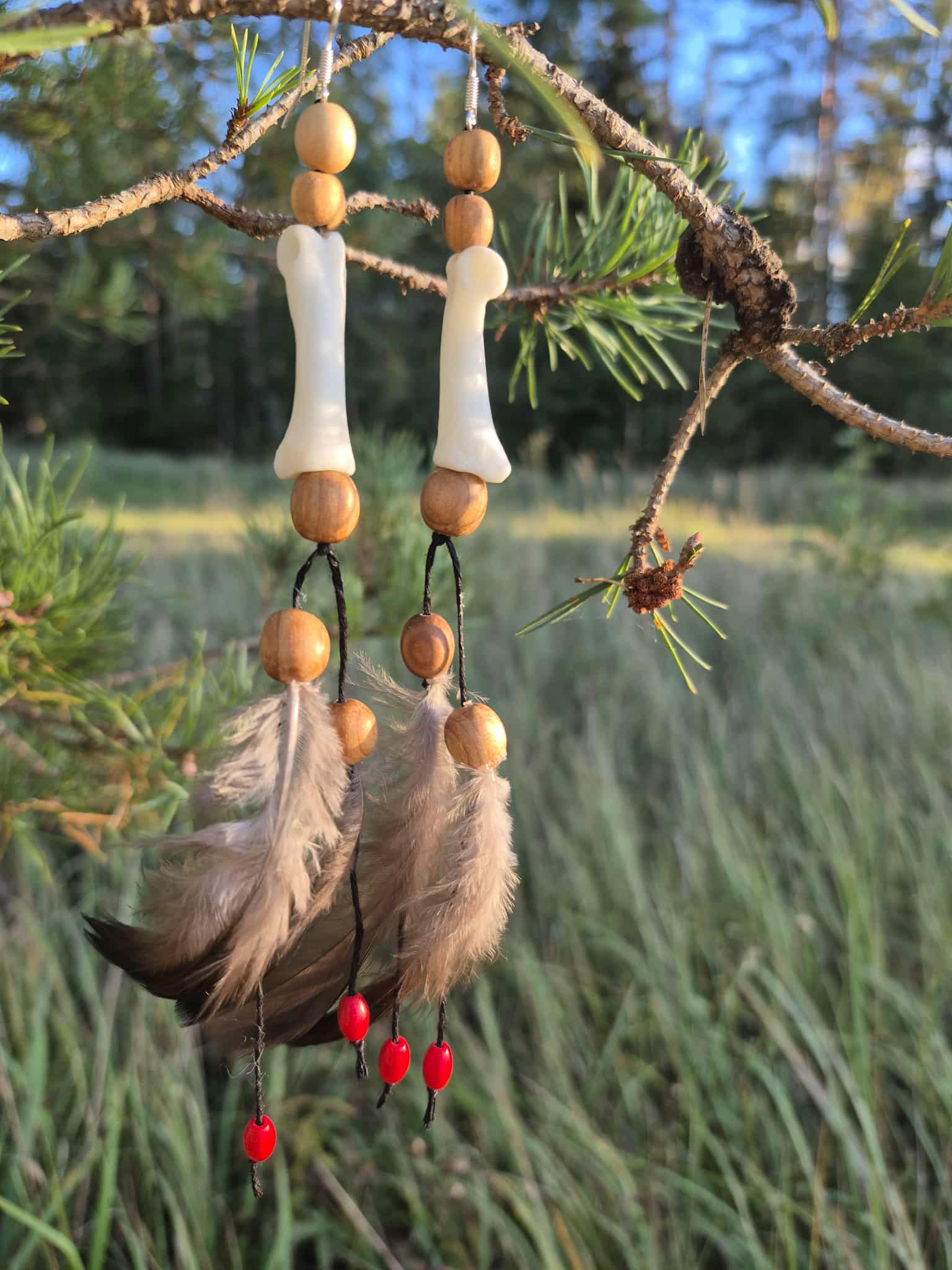 Pihlaka kõrvarõngad hundiluu, korall ja mustad suled - Image 3
