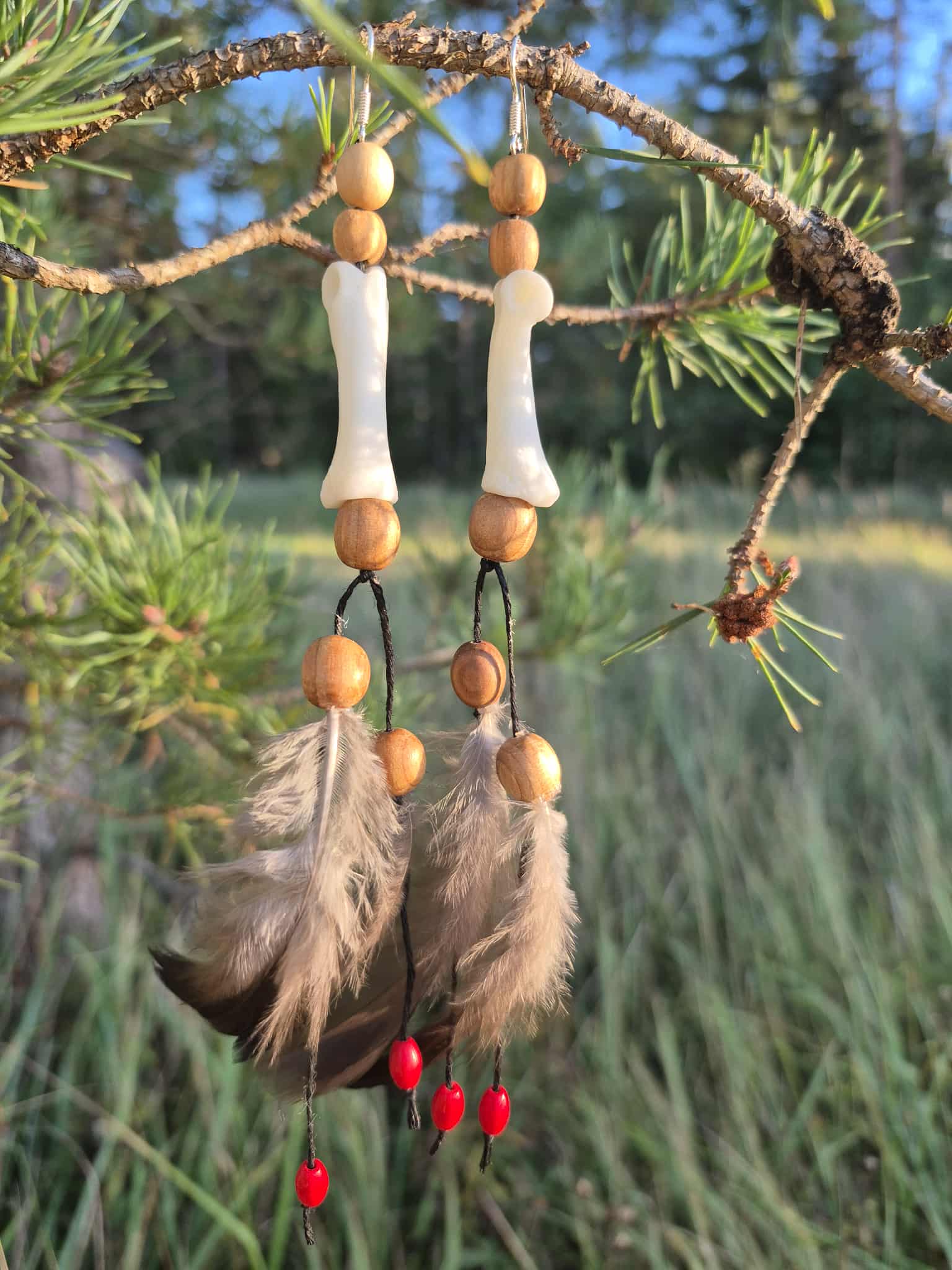 Pihlaka kõrvarõngad hundiluu, korall ja mustad suled