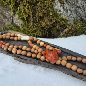 Pihlaka väekee punane jaspis ja hundiluu