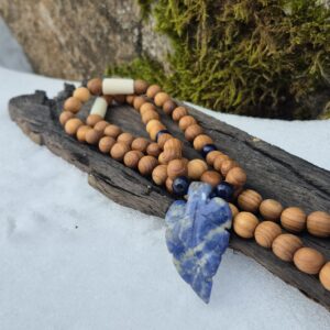 Pihlaka väekee hundiluu, sodaliit ja lasuriit