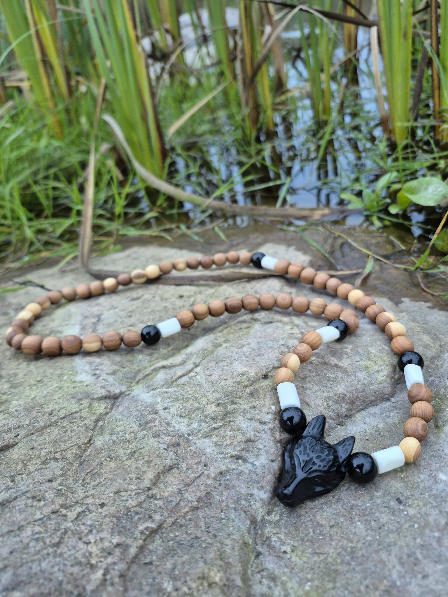Pihlaka väekee hundiluu ja must obsidiaan